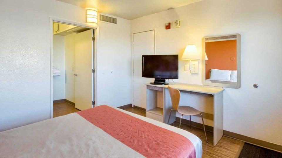 More Photos Of 325 SE Nye Ave, Pendleton Hotel For Sale