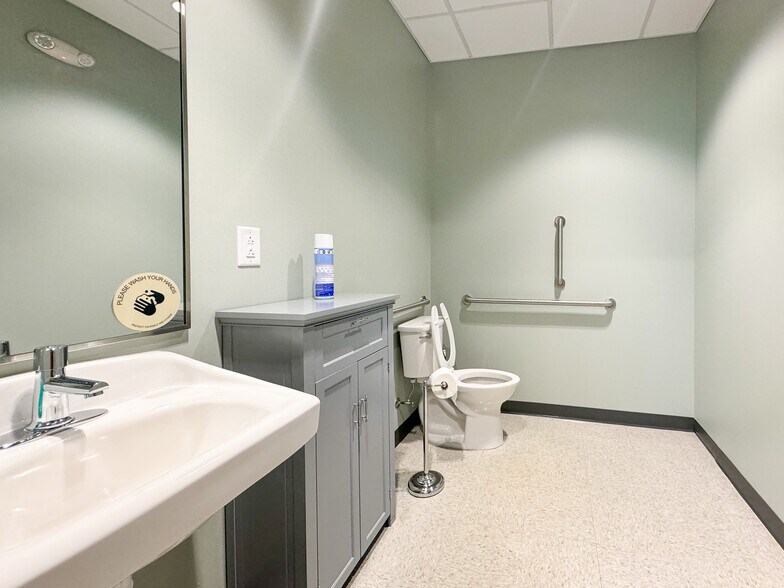 More Photos Of 1021 Darrington Dr, Cary Medical For Lease