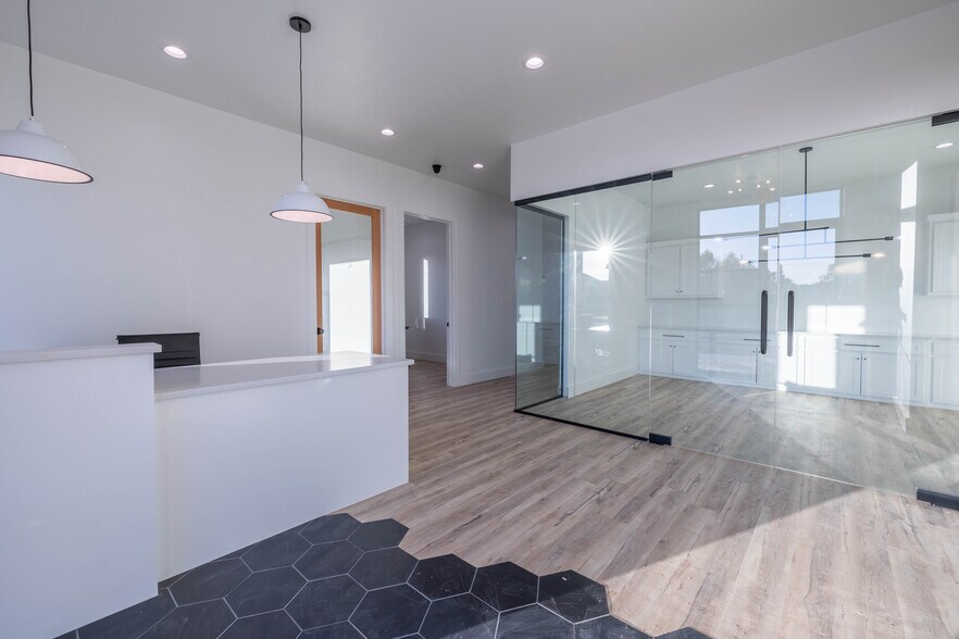 More Photos Of 8343 Upland Ave, Lubbock Office For Sale