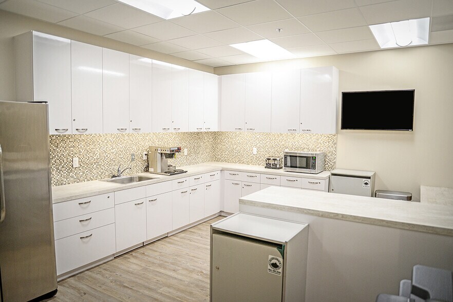 More Photos Of 26565-26575 W Agoura Rd, Calabasas Coworking Space