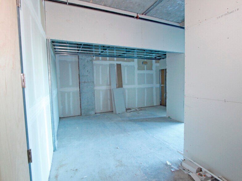 More Photos Of 10450 NW 33rd St, Doral Office For Sale