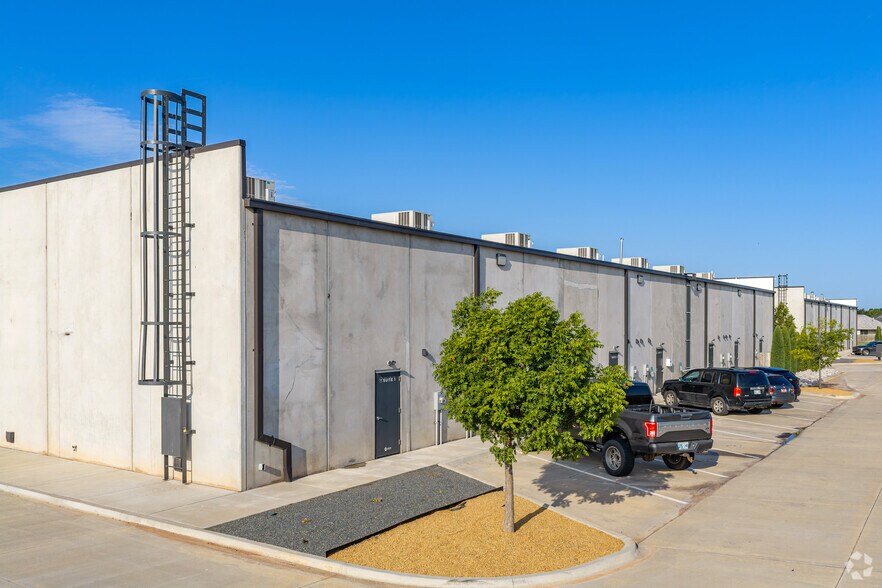 More Photos Of 3825 NW 166th St, Edmond Light Manufacturing For Lease