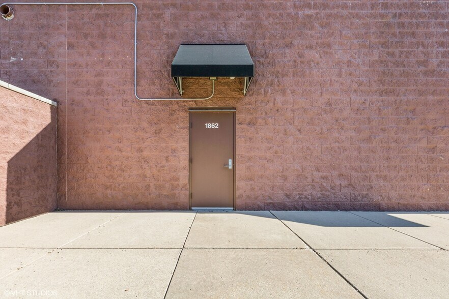 More Photos Of 1852-1866 Towne Centre Dr, North Aurora General Retail For Lease