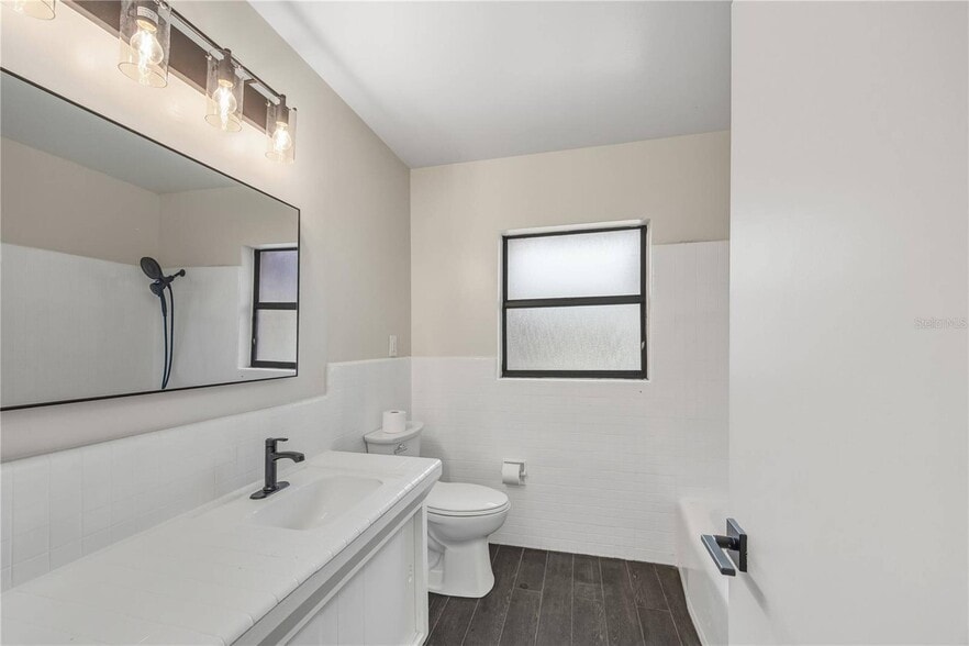 More Photos Of 274 W Kings Hwy, Center Hill Flex For Sale