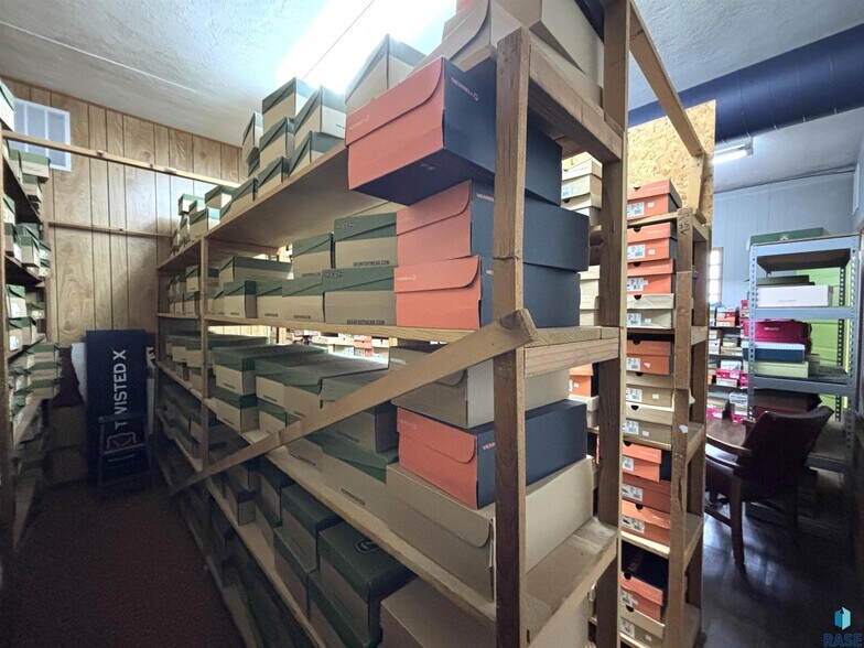 More Photos Of 118 N Broadway Ave, Miller General Retail For Sale