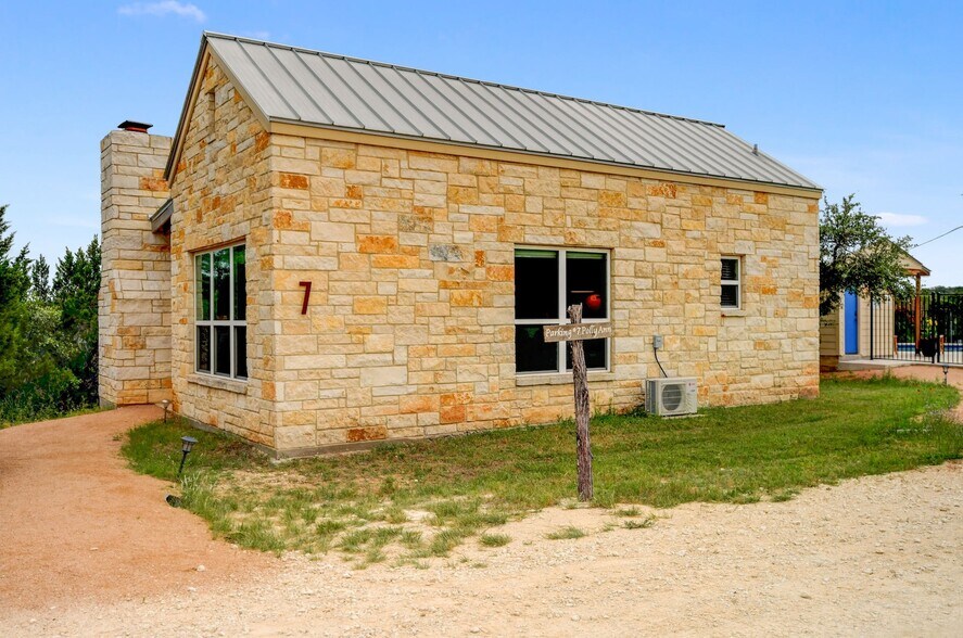 More Photos Of 7400 McGregor Ln, Dripping Springs Hotel For Sale
