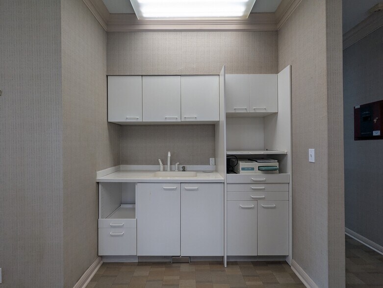More Photos Of 3635 Eastex Fwy, Beaumont Office For Sale