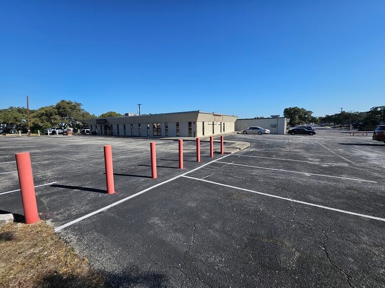 More Photos Of 307 W Rhapsody Dr, San Antonio Light Manufacturing For Sale