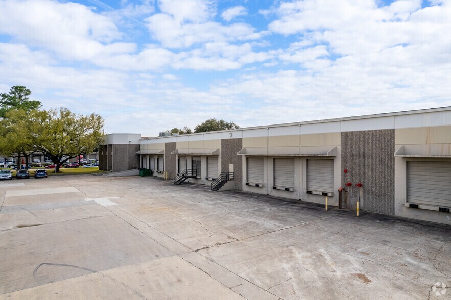 More Photos Of 9200-9230 Baythorne Dr, Houston Unknown For Lease