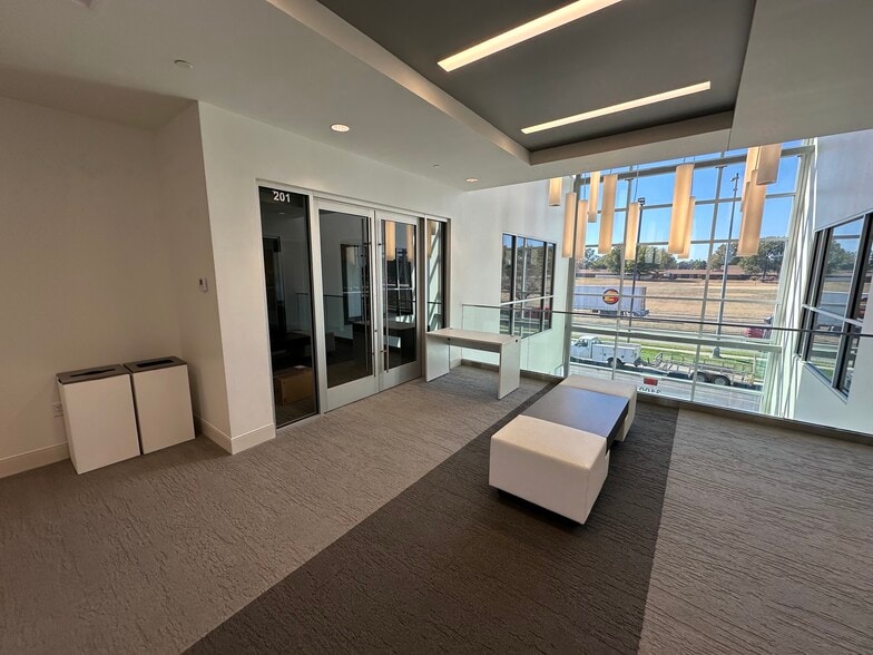 More Photos Of 3100 S National Ave, Springfield Office For Lease