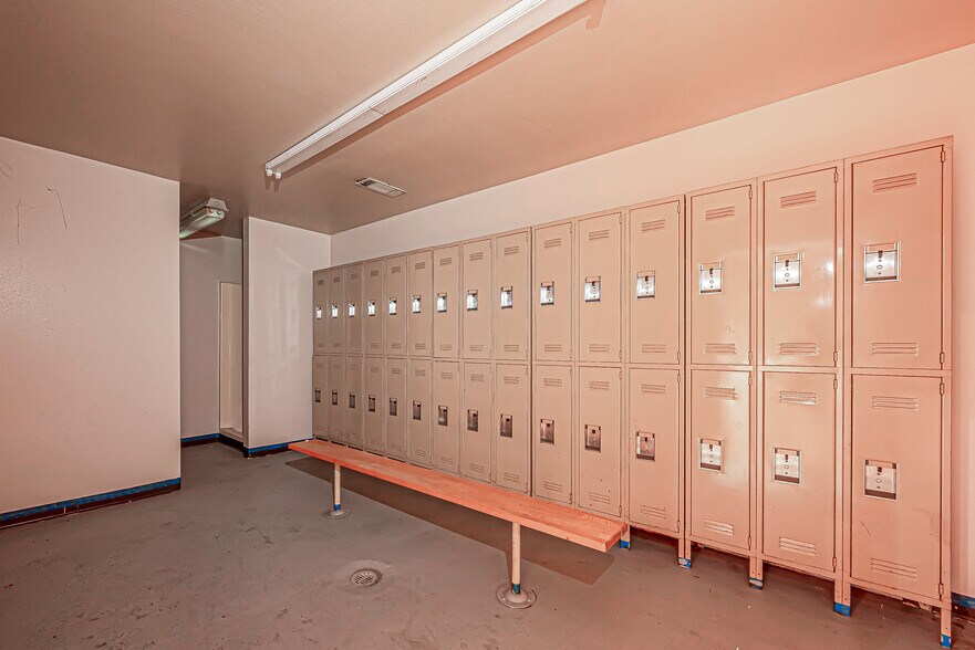 More Photos Of 2202 Lone Oak Rd, Houston Health Club For Lease