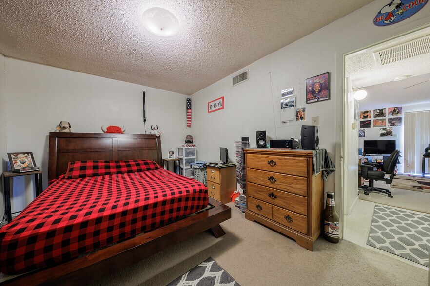 More Photos Of 700 N Medina St, Lockhart Apartments For Sale