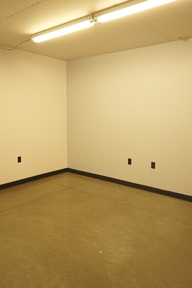 More Photos Of 3160 Blossom Dr NE, Salem Flex For Lease