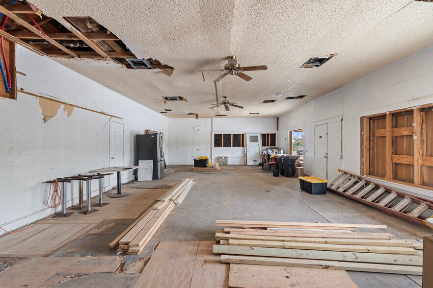 More Photos Of 201 N US Highway 281, Johnson City Flex For Sale