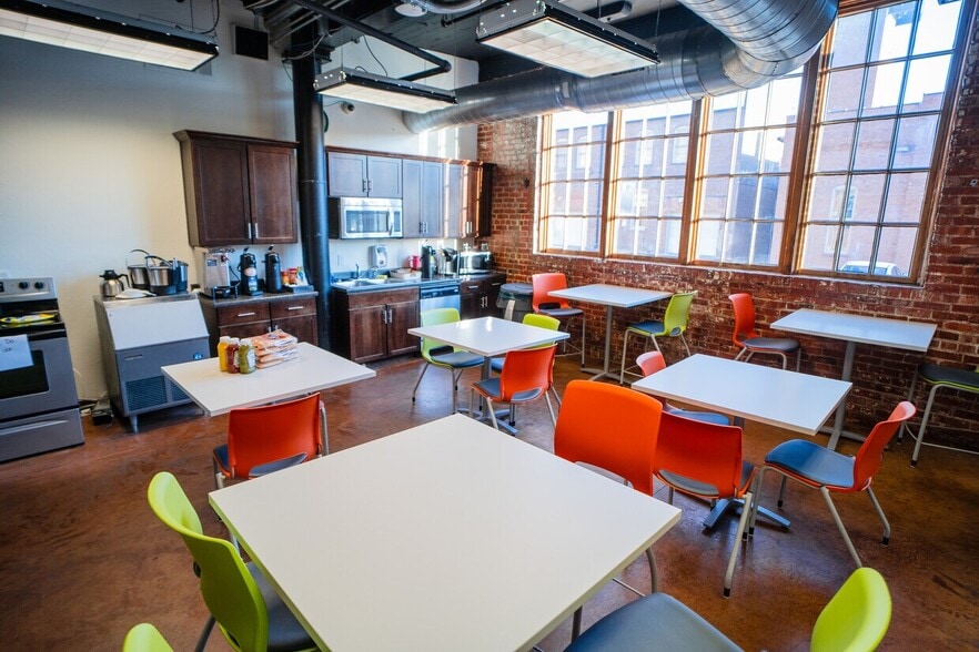 More Photos Of 601 N National Ave, Springfield Office For Lease