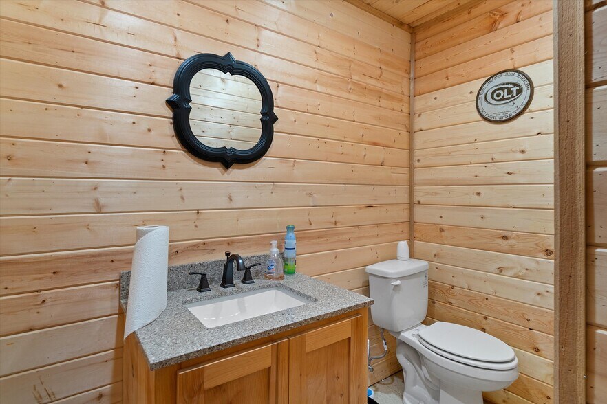 More Photos Of 701 E Pine St, Edgewood Flex For Lease