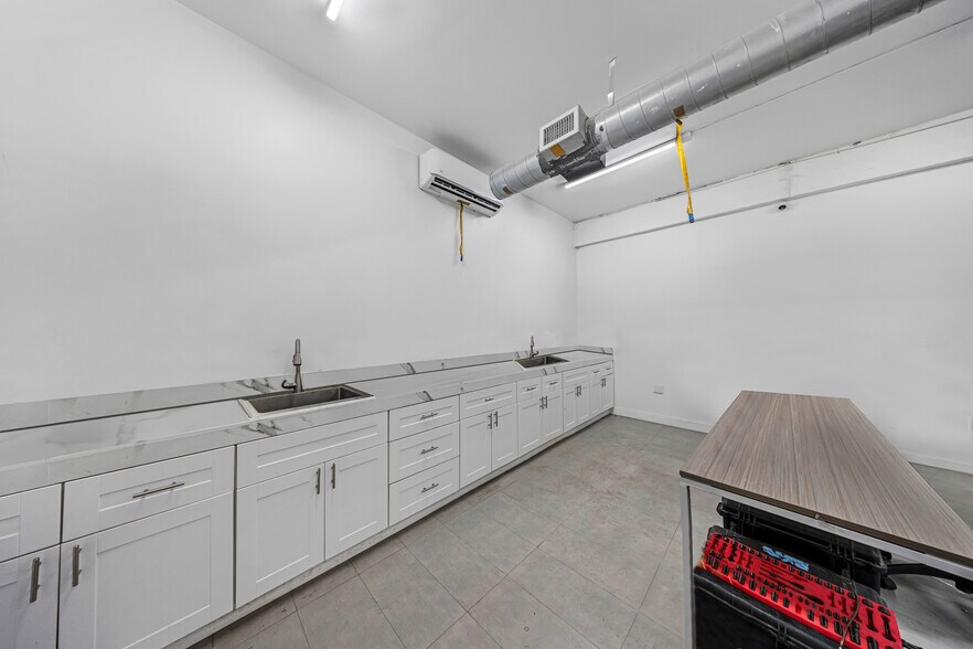 More Photos Of 2081 NW 7th Ave, Miami Warehouse For Sale