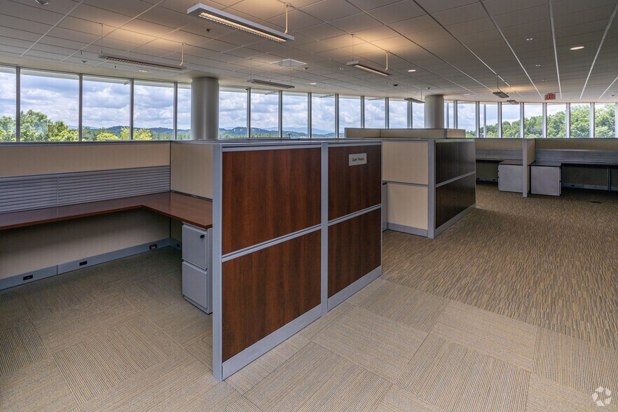 More Photos Of 201 Resting Tree Dr, Bristol Office For Lease