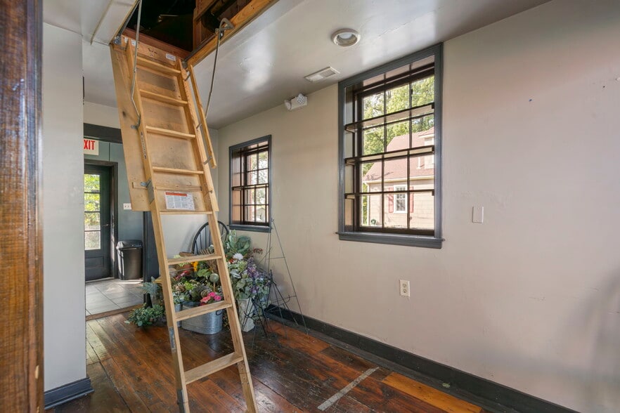 More Photos Of 901 Franklin Ave, Lexington General Retail For Sale