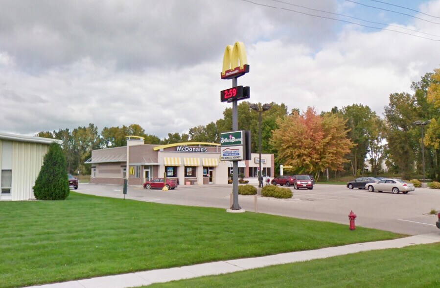 Primary Photo Of 562 W Ryan St, Brillion General Retail For Lease