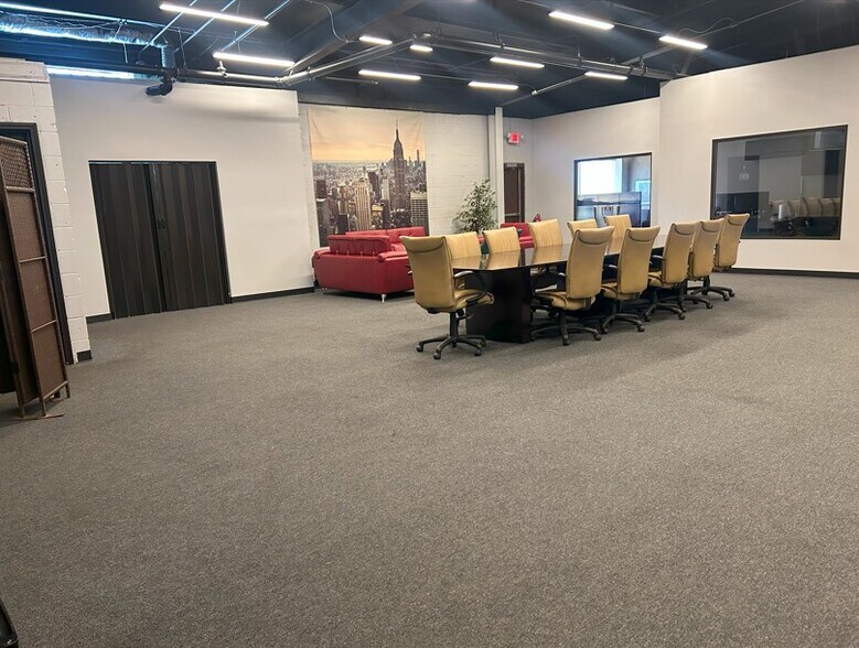 More Photos Of 13747 S Western Ave, Blue Island Warehouse For Lease