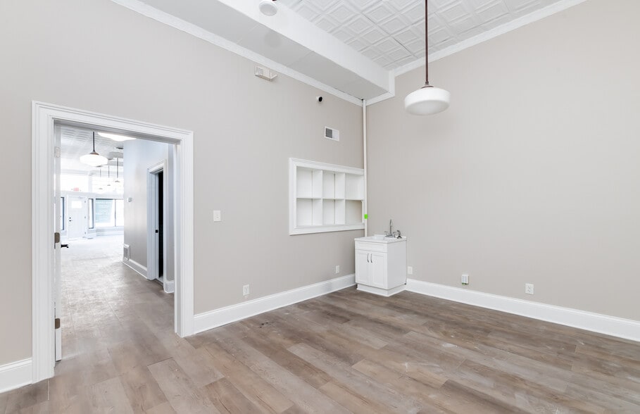 More Photos Of 1940 Harvard Dr, Louisville Storefront For Lease