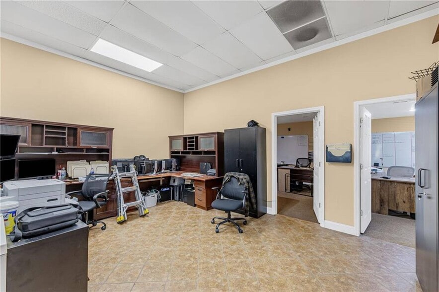More Photos Of 702 SW South Ave, Blue Springs Warehouse For Lease