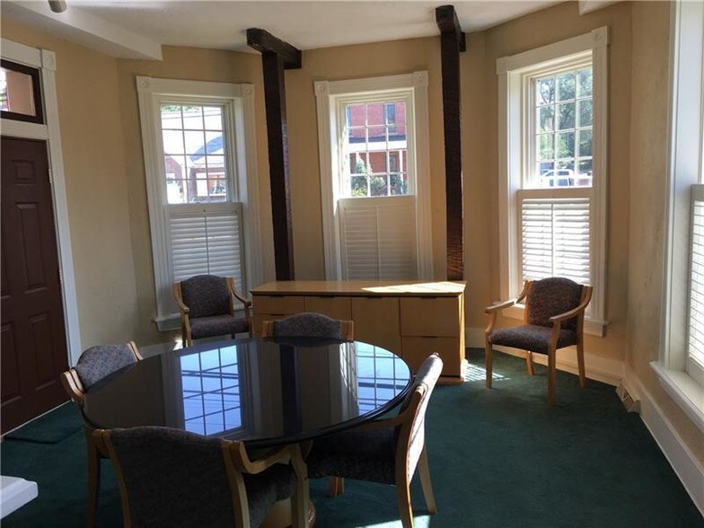 More Photos Of 323 S Main St, Zelienople Office Residential For Lease
