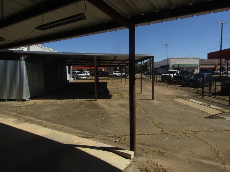 More Photos Of 9 NW Martin Luther King Ave, Idabel General Retail For Sale