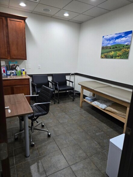 More Photos Of 317 N King St, Hendersonville Medical For Sale