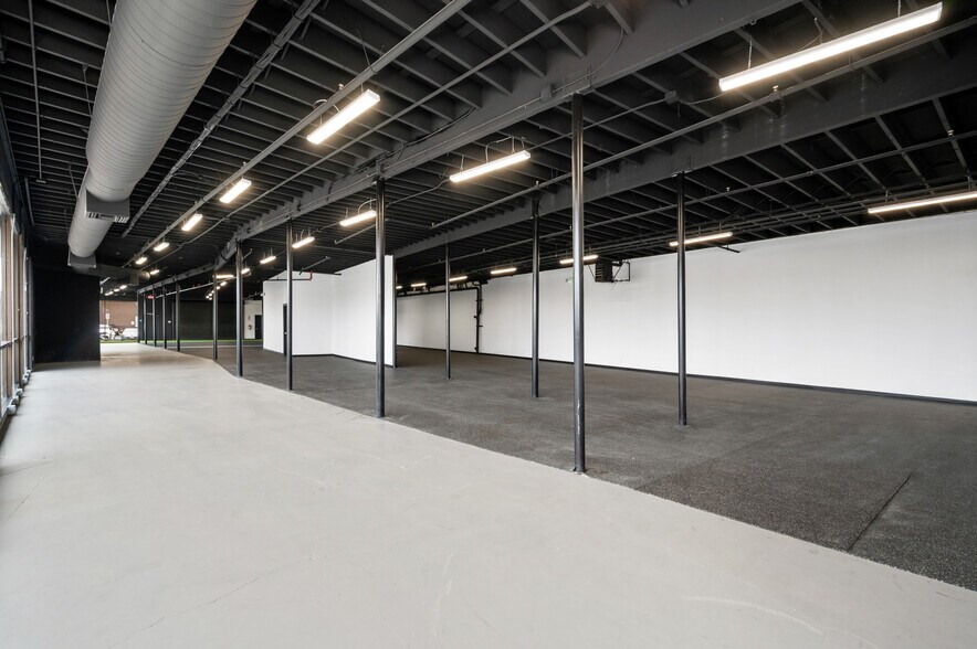 More Photos Of 800 E Dyer Rd, Santa Ana Showroom For Lease