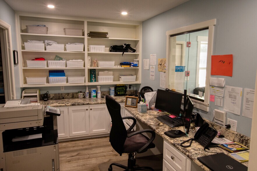 More Photos Of 2300 Parkwood Dr, Brunswick Office For Sale
