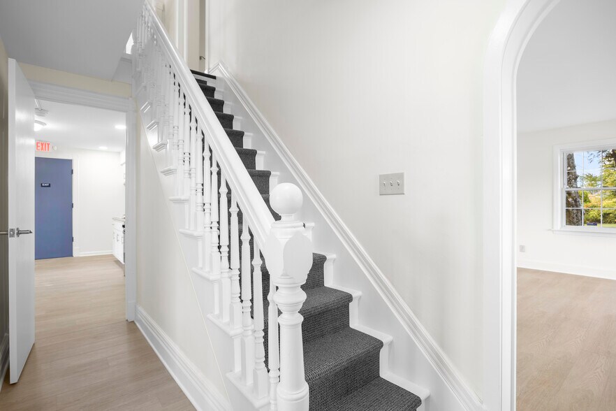 More Photos Of 267 Wolf Rd, Latham Office For Lease