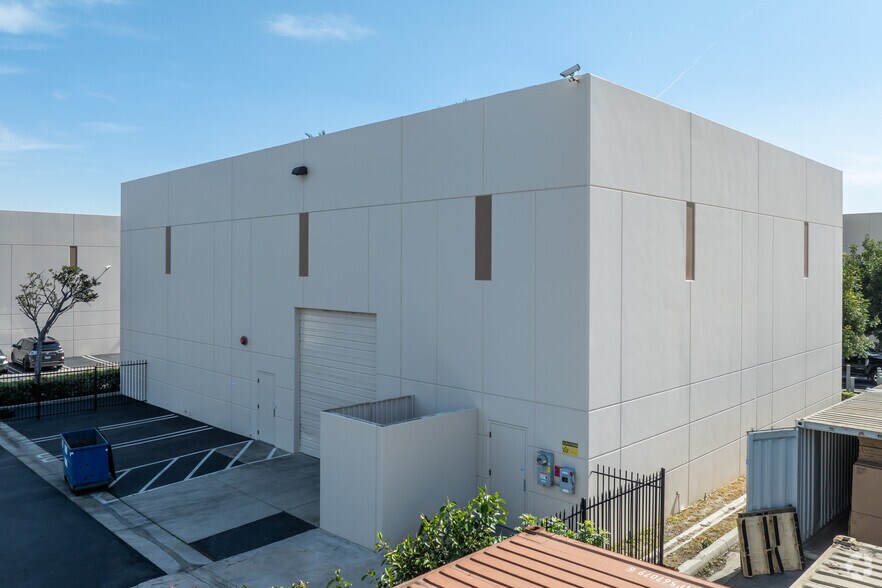 More Photos Of 19815 Hamilton Ave, Torrance Warehouse For Lease