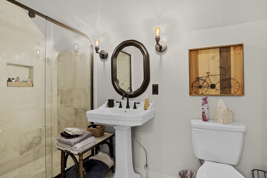 More Photos Of 504 W 5th St, Washington Hospitality For Sale