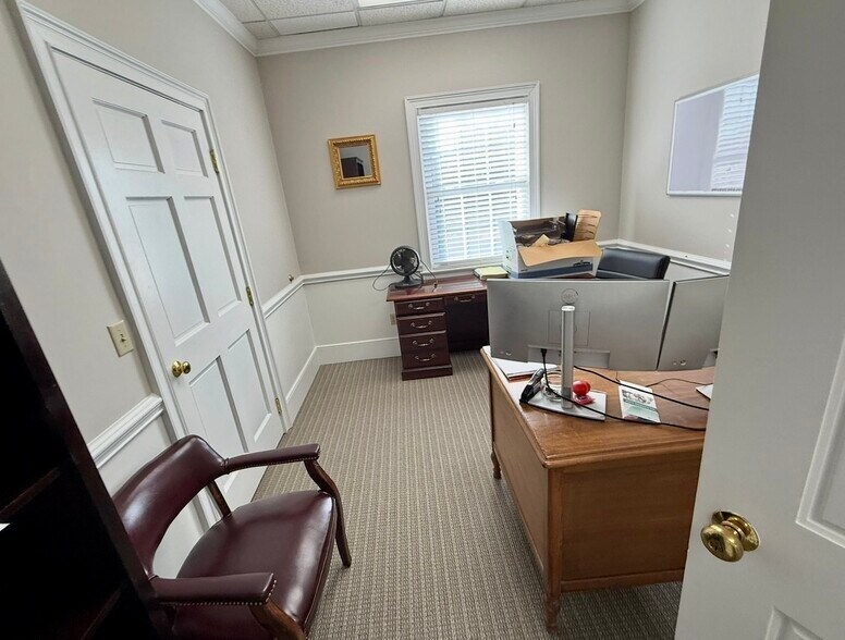 More Photos Of 150 N 9th St, West Columbia Office For Sale