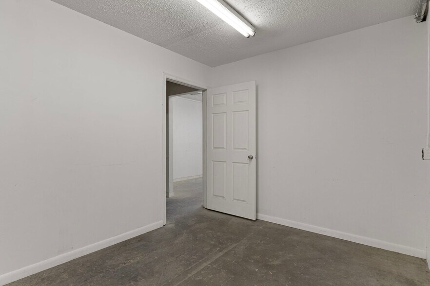 More Photos Of 377 Highway 40 W, Inglis Flex For Lease