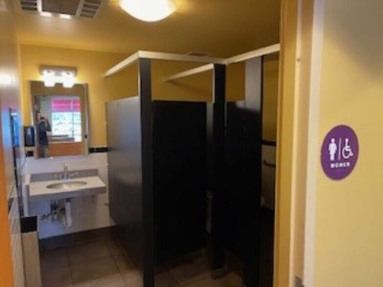 More Photos Of 2565 Sycamore Rd, Dekalb General Retail For Lease