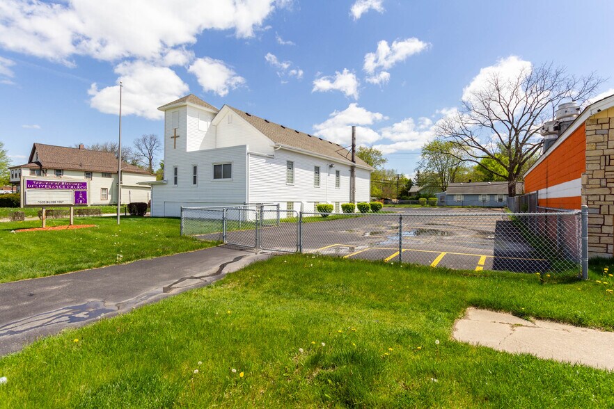 More Photos Of 1196 Joslyn Ave, Pontiac Religious Facility For Sale