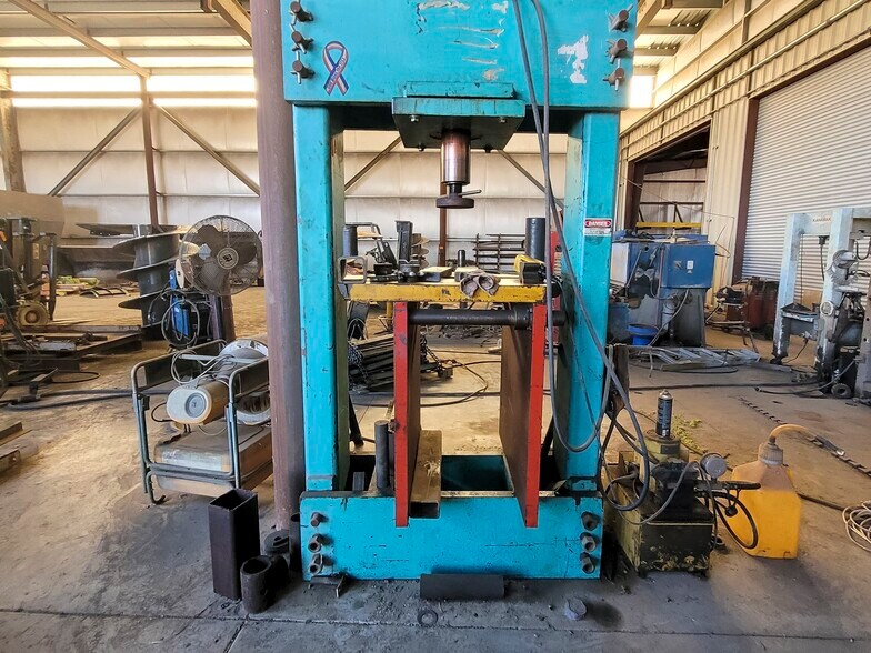 More Photos Of 1503 W Orrland Ave, Pixley Manufacturing For Sale