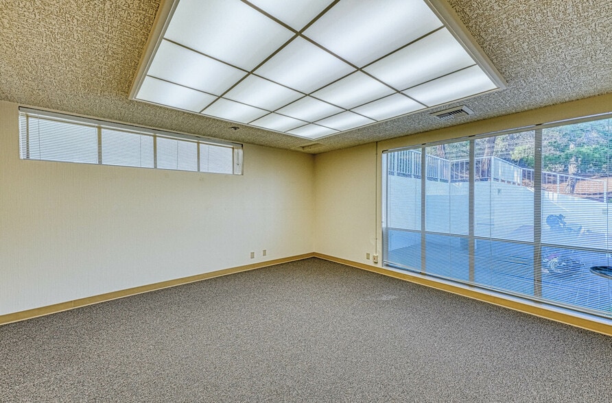 More Photos Of 120 Del Rey Gardens Dr, Del Rey Oaks Office For Sale