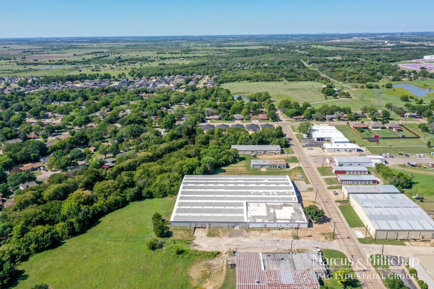 More Photos Of 2407 N Preston St, Ennis Unknown For Lease