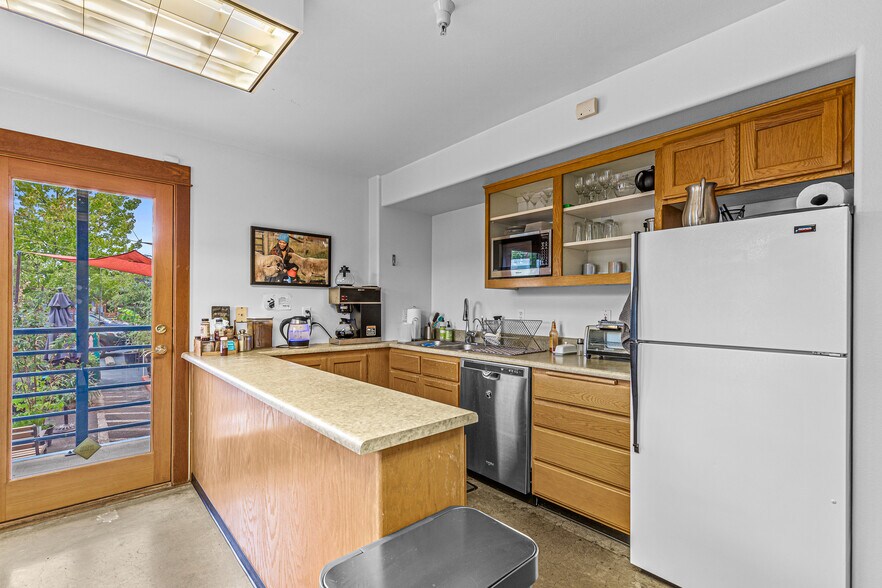 More Photos Of 340 A St, Ashland Office For Sale