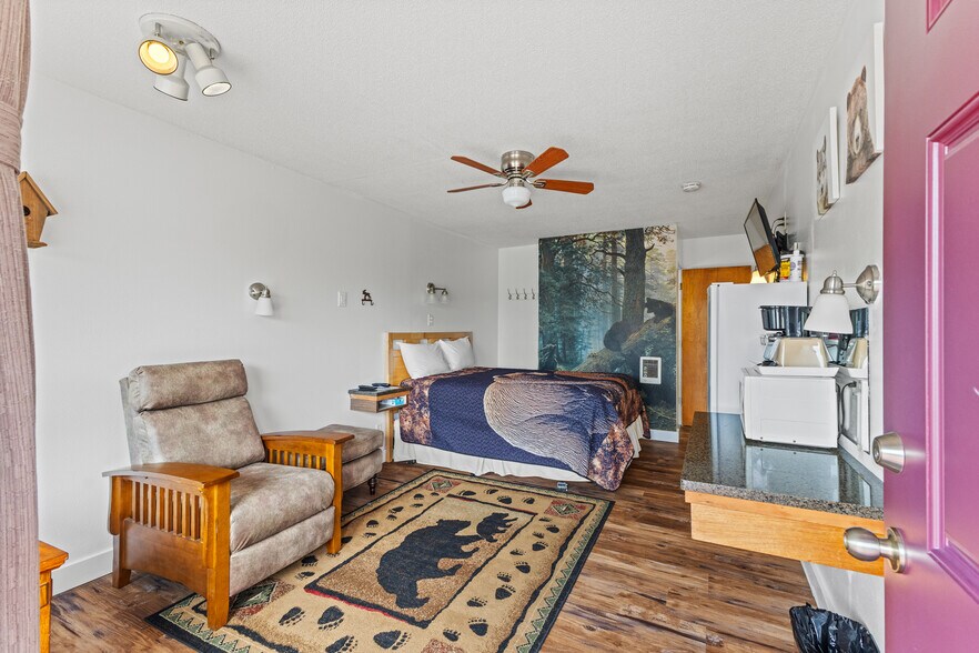 More Photos Of 787 N Central Blvd, Coquille Hotel For Sale