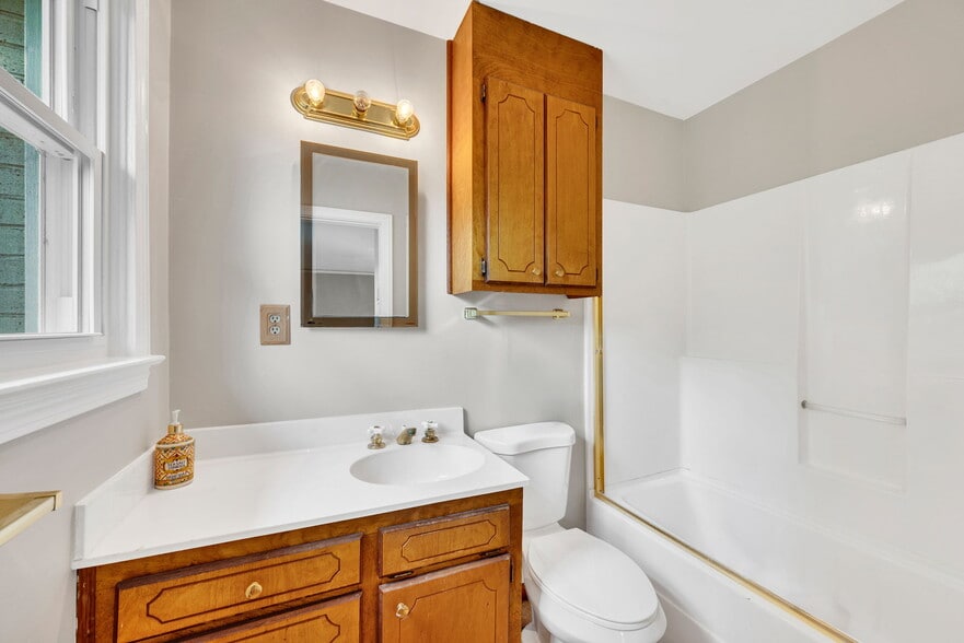 More Photos Of 1 Elizabeth Dr, Greenville Freestanding For Sale