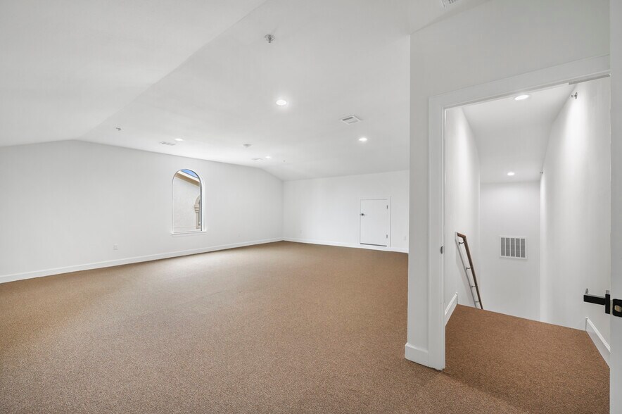 More Photos Of 284 Ed English Dr, Shenandoah Medical For Sale