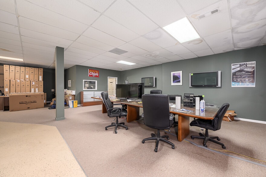 More Photos Of 7164 Kaw Dr, Kansas City Warehouse For Sale