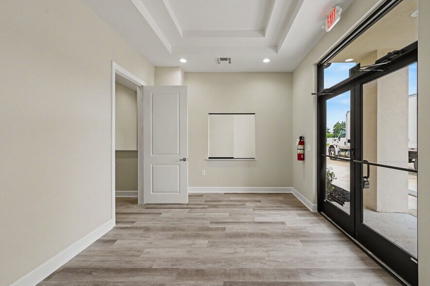 More Photos Of 625 Regal Row, Montgomery Medical For Lease