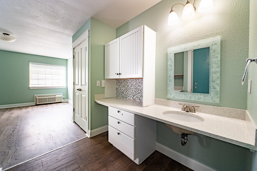 More Photos Of 461 Munson Ave, Traverse City Hotel For Sale