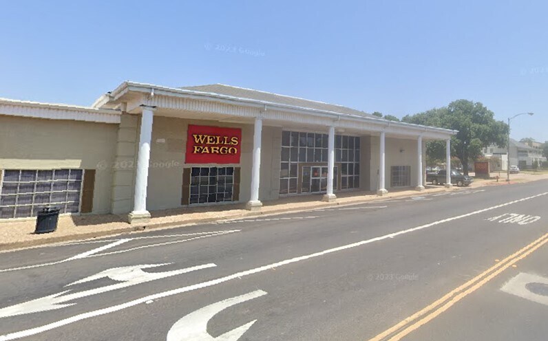 More Photos Of 305 E Washington Ave, Navasota Bank For Lease